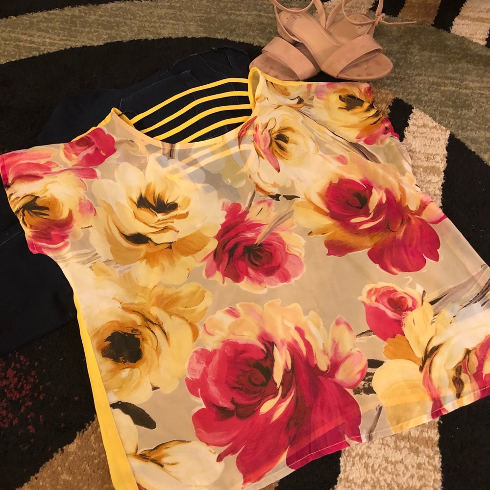 🔥🔥  Yellow Top With Gorgeous Flowers 🔥🔥